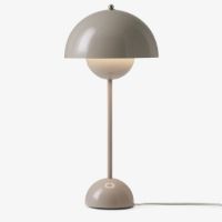 Billede af &Tradition Flowerpot VP3 Bordlampe H: 50 cm - Grey Beige