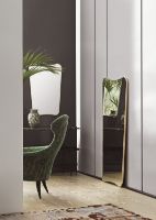 Billede af GUBI F.A. 33 Wall Mirror 54x80 cm - Polished Brass Base