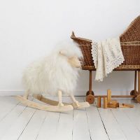 Billede af Povl Kjer Rokkefår Gyngehest H: 60 cm - Hvid Lang Uld OUTLET