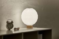 Billede af Le Klint 375 Bordlampe Small Ø: 22 cm - Lys Eg/Standard