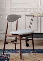 Billede af GUBI Gent Dinning Chair - American Walnut / Antique Brass / Hallingdal 