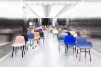 Billede af Normann Copenhagen Form Stol SH: 44cm - Blå/Eg