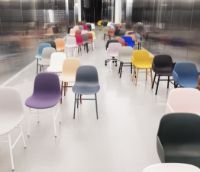 Billede af Normann Copenhagen Form Stol SH: 44cm - Rød/Eg