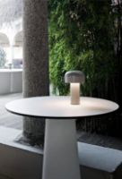 Billede af FLOS Bellhop Battery Bordlampe H: 21 cm - Grå