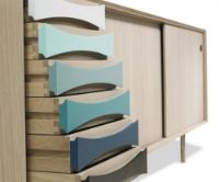 Billede af Snedkergaarden Arne Vodder AV01 skænk L: 220 cm - Multiblå skuffer/Eg 