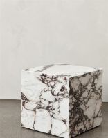 Billede af Audo Copenhagen Plinth Cubic H: 40 cm - Calacatta Viola Marble