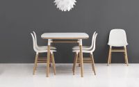 Billede af Normann Copenhagen Form Stol SH: 44cm - Hvid/Eg