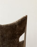 Billede af Audo Copenhagen Knitting Lounge Chair Sheepskin curly SH: 30 cm - Dark Stained Oak/ Drake 20