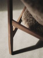 Billede af Audo Copenhagen Knitting Lounge Chair Sheepskin curly SH: 30 cm - Dark Stained Oak/ Drake 20