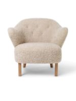 Billede af Audo Copenhagen Ingeborg Loungestol SH: 40 cm - Sheepskin Moonlight/Eg