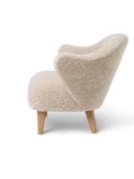 Billede af Audo Copenhagen Ingeborg Loungestol SH: 40 cm - Sheepskin Moonlight/Eg