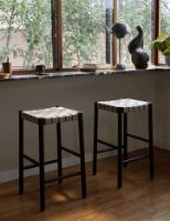 Billede af &Tradition TK7 Betty Chair Barstol H: 66 cm - Black w. Natural Linen 