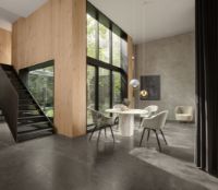 Billede af GUBI Stay Lounge Chair Fully Upholstered SH: 40 cm - Moonlight/Black Stained Oak 
