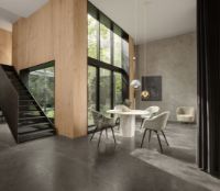 Billede af GUBI Stay Lounge Chair Fully Upholstered SH: 40 cm - Moonlight/American Walnut 
