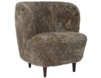 Billede af GUBI Stay Lounge Chair Fully Upholstered SH: 40 cm - Sahara/American Walnut 