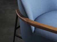 Billede af GUBI Sejour Lounge Chair Fully Upholstered W Armrest SH: 35 cm - Walnut / Mica 2501