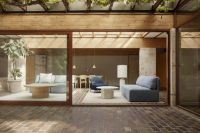 Billede af GUBI Sejour Lounge Chair Fully Upholstered W Armrest SH: 35 cm - Walnut / Mica 2501