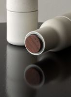 Billede af Audo Copenhagen Bottle Grinder Ceramic 2 pack - Sand/Walnut FORUDBESTIL: SLUT NOVEMBER