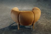 Billede af GUBI Croissant Lounge Chair SH: 46 cm - Walnut / Chamois Cuoio