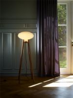 Billede af FDB Møbler U5 Hiti Gulvlampe m. Sort Ledning H: 124 cm - Sortmalet Eg/Opal Glas
