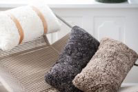 Billede af Natures Collection New Zealand Sheepskin Cushion 30x60 cm - Anthracite OUTLET