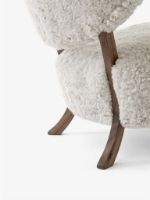 Billede af &Tradition Wulff ATD2 Lounge Chair SH: 41 cm - Sheepskin Moonlight/Oiled Oak
