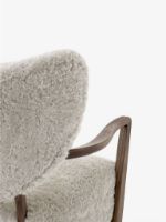 Billede af &Tradition Wulff ATD2 Lounge Chair SH: 41 cm - Sheepskin Moonlight/Oiled Oak