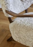 Billede af &Tradition Wulff ATD2 Lounge Chair SH: 41 cm - Sheepskin Moonlight/Oiled Oak