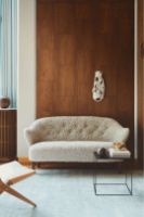 Billede af Audo Copenhagen Ingeborg 2,5 Pers. Sofa L: 160 cm - Sheepskin Sahara/Røget Eg