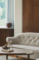 Billede af Audo Copenhagen Ingeborg 2,5 Pers. Sofa L: 160 cm - Sheepskin Sahara/Røget Eg