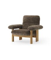 Billede af Audo Copenhagen Brasilia Lounge Chair SH: 39 cm - Natural Oak/Sheepskin Root