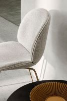 Billede af GUBI Beetle Dining Chair SH: 45,5 cm - Antique Brass Base / Sahco Safire