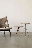 Billede af Audo Copenhagen Knitting Lounge Chair Sheepskin SH: 30 cm - Walnut Base/Sheepskin Curly Sahara