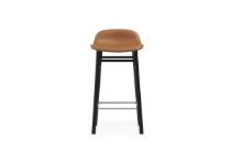 Billede af Normann Copenhagen Form Barstol SH: 65cm - Brandy Læder/Sort Eg