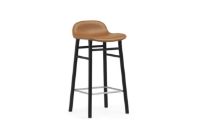 Billede af Normann Copenhagen Form Barstol SH: 65cm - Brandy Læder/Sort Eg