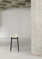 Billede af Normann Copenhagen Form Barstol SH: 65cm - Upminster Sand/Sort Eg