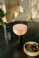 Billede af New Works Kizu Portable Table Lamp Ø: 18 cm - Black Marble / White Acrylic