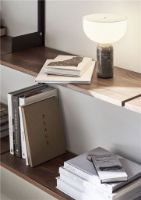 Billede af New Works Kizu Portable Table Lamp Ø: 18 cm - Gris Du Marais / White Acrylic 