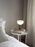 Billede af New Works Kizu Portable Table Lamp Ø: 18 cm - Gris Du Marais / White Acrylic 
