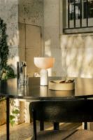 Billede af New Works Kizu Portable Table Lamp Ø: 18 cm - White Marble / White Acrylic