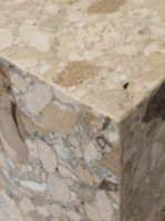 Billede af Audo Copenhagen Plinth Low H: 27 cm - Sand Kunis Breccia