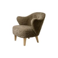 Billede af Audo Copenhagen Ingeborg Loungestol m. Fodskammel SH: 40 cm - Sheepskin Sahara/Eg