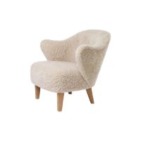 Billede af Audo Copenhagen Ingeborg Loungestol m. Fodskammel SH: 40 cm - Sheepskin Sahara/Eg