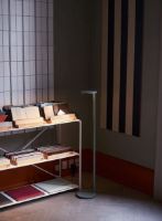 Billede af FLOS Oblique Gulvlampe USB-C H: 107,4 cm - Glossy Salvia