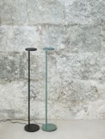 Billede af FLOS Oblique Gulvlampe USB-C H: 107,4 cm - Glossy Salvia