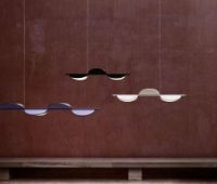 Billede af FLOS Almendra S3 Linear Loftlampe L: 128,6 cm - Bay Blue Metallized
