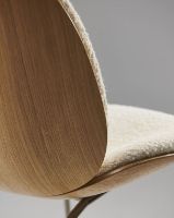 Billede af GUBI Beetle Dining Chair Conic Base SH: 43,5 cm - Antique Brass Base/Walnut Shell/Belsuede