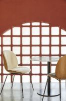 Billede af GUBI Beetle Dining Chair Conic Base SH: 43,5 cm - Antique Brass Base/Walnut Shell/Belsuede