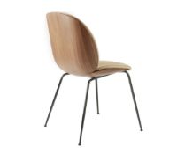 Billede af GUBI Beetle Dining Chair Conic Base  - Black Chrome Base/Walnut Shell/Flair