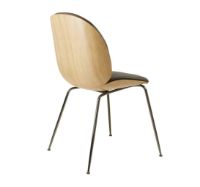 Billede af GUBI Beetle Dining Chair Conic Base SH: 43,5 cm - Black Chrome Base/Veneer Shell/Soft Leather Gray